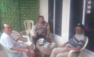 Patroli Wilayah Bhabinkamtibmas Tanah Tinggi Silahturahmi dan Sambang ke Kediaman Ketua RW