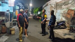 Patroli Wilayah Bhabinkamtibmas Kampung Rawa Cooling System bersama Ketua RT dan FKDM untuk Meningkatkan Keamanan dan Ketertiban