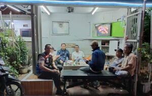 Optimalisasi Keamanan Bhabinkamtibmas Kampung Rawa Pemantauan Wilayah di Pos Kamling RT 06 RW 07