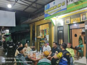 Sambang Pos RW 02, Bhabinkamtibmas Kampung Rawa Jalin Silaturahmi dengan Tokoh Masyarakat untuk Optimalisasi Keamanan