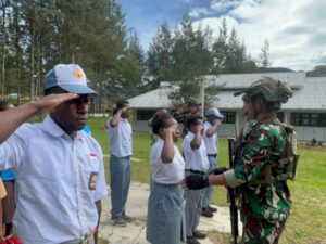Latihkan Baris Berbaris, Satgas Yonif 323 Kostrad Tanamkan Disiplin Anak Pedalaman