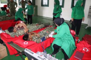 Prajurit dan Persit Yonif 433 Kostrad Gelar Aksi Kemanusiaan Sambut HUT ke-79 Persit