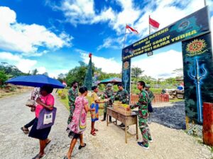 Satgas Yonif 501 Kostrad Bagikan Makanan Sehat untuk Warga