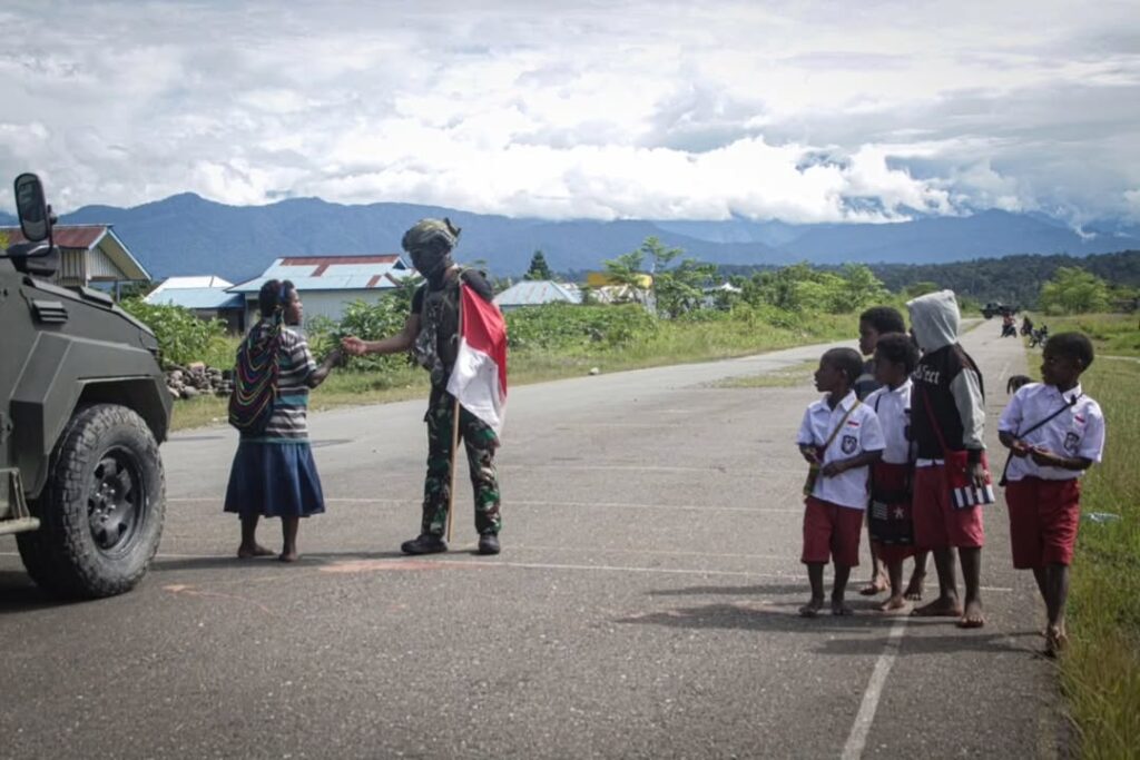 Komsos TNI Satgas Yonif 503 Kostrad Berikan Motivasi Masa Depan Anak Papua