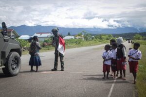 Komsos TNI Satgas Yonif 503 Kostrad Berikan Motivasi Masa Depan Anak Papua