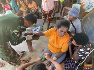 Dedikasi Satgas Yonif 501 Kostrad Bantu Masyarakat Maybrat Yang Terkena Parang Saat Berkebun