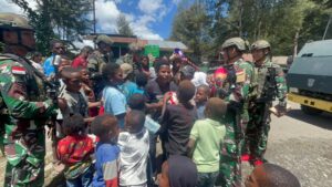 Satgas Yonif 323 Kostrad Beri Kejutan untuk Anak-Anak Pedalaman Papua