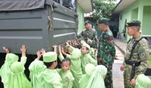 Keceriaan Anak-Anak Raudhatul Athfal Fathimah Kunjungi Pos Kotis Satgas Pamtas Yonarmed 11 Kostrad