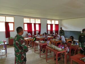 Satgas Yonif 509 Kostrad Bagikan Makanan Bergizi untuk Anak Sekolah di Intan Jaya