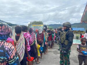 Satgas Pamtas RI-PNG Kewilayahan Yonif 112/DJ Bersama Kodim 1714 Puncak Jaya Membagikan Logistik dan Pengobatan Kepada Pengungsi