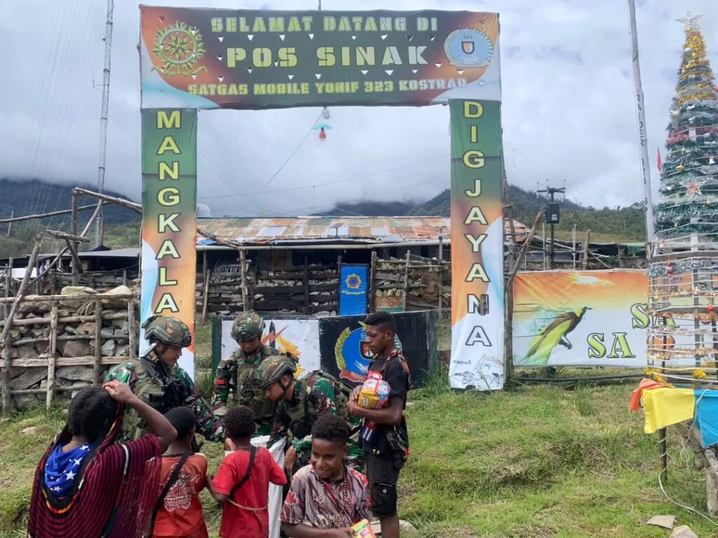 Bingkisan Kebahagiaan Untuk Anak-anak Papua, Dari Prajurit Yonif 323 Kostrad