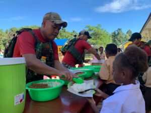 Satgas Yonif 501 Kostrad Bagikan Makan Siang Gratis, Anak-Anak SD di Maybrat Ceria