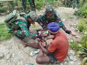 Satgas Yonif 509 Kostrad Patroli di Bilogai, Bantu Warga yang Terluka