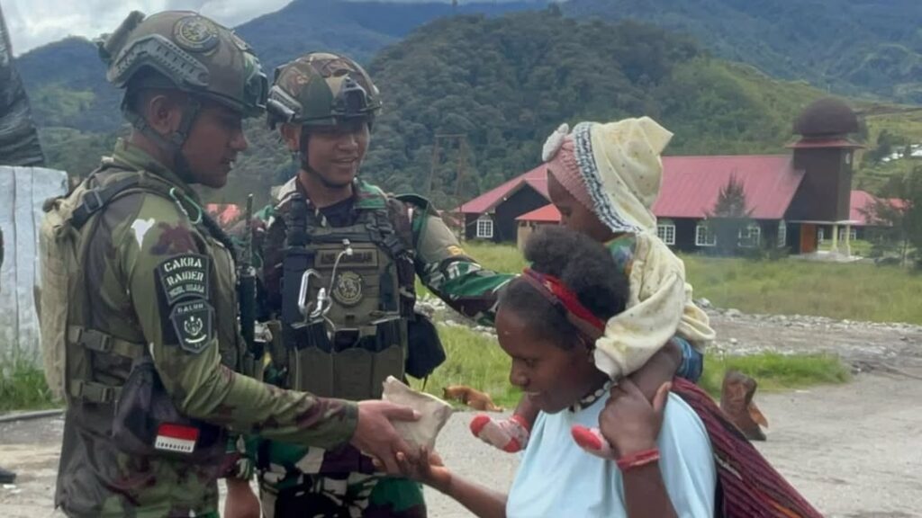 Prajurit Buaya Putih Kostrad Berbagi Makanan untuk Warga Kampung Kago