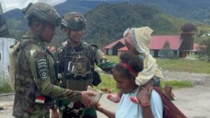 Prajurit Buaya Putih Kostrad Berbagi Makanan untuk Warga Kampung Kago