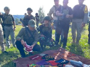 Pangkogabwilhan III Bersama Danyonif 754 Kostrad Tinjau Distribusi Makan Bergizi dan Dukung Perekonomian Warga di Intan Jaya