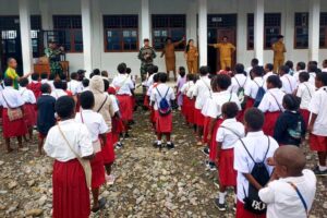 Membangun Masa Depan Bangsa Satgas Yonif 503 Kostrad Distribusikan Sarana Belajar di Papua