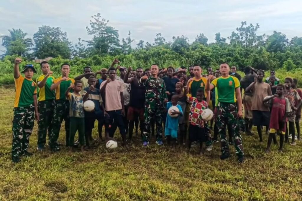 Sukaria Bersama Satgas Yonif 503 Kostrad Hibur Masyarakat Main Sepak Bola