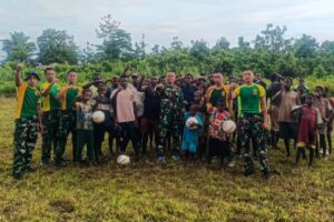 Sukaria Bersama Satgas Yonif 503 Kostrad Hibur Masyarakat Main Sepak Bola