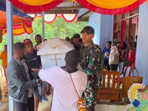 Satgas Yonif 501 Kostrad Hadiri Pemakaman Warga Kampung Fanakario, Wujud Kepedulian dan Solidaritas