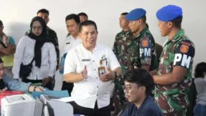 Dalam Rangka HUT Ke-64 Kostrad, Denpom Divif 1 Kostrad Bersama Yonarmed 10 Kostrad Gelar Bakti Sosial Pembuatan Akta Kelahiran