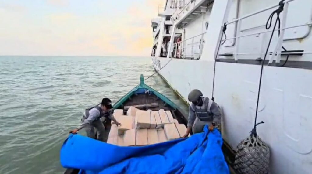 Bakamla RI Tangkap Kapal Kayu Bermuatan Rokok Ilegal 200 Ball di Perairan Tembilahan