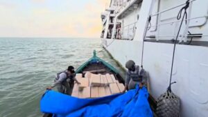 Bakamla RI Tangkap Kapal Kayu Bermuatan Rokok Ilegal 200 Ball di Perairan Tembilahan