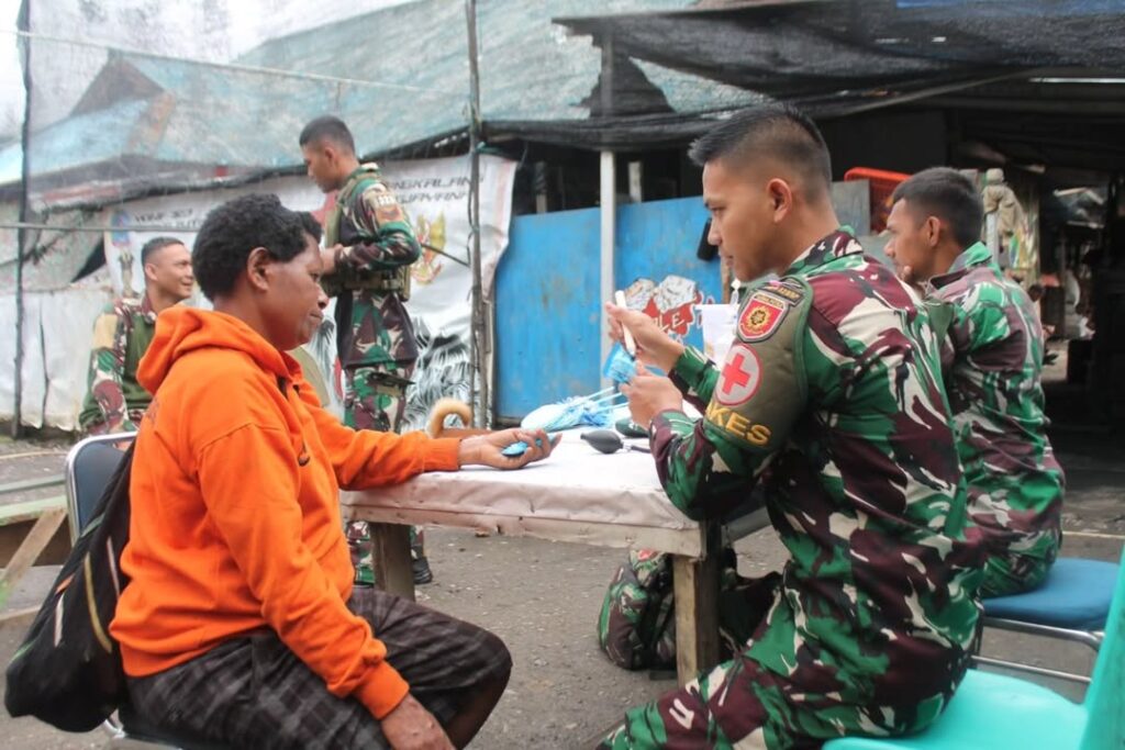 Satgas Yonif 323 Kostrad Gelar Pengobatan Gratis bagi Warga di Wilayah Terpencil