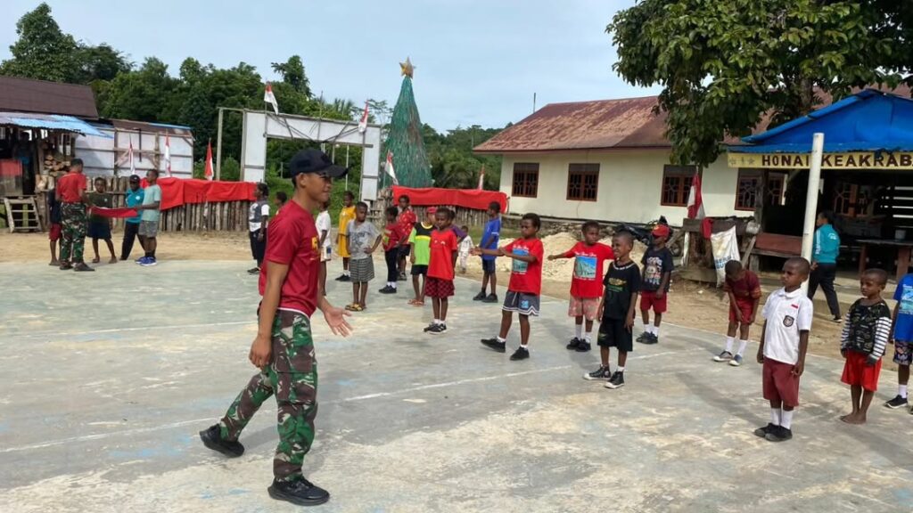 Satgas Yonif 501 Kostrad Latih Siswa SD Kampung Faankario Baris-Berbaris dan Cinta Tanah Air