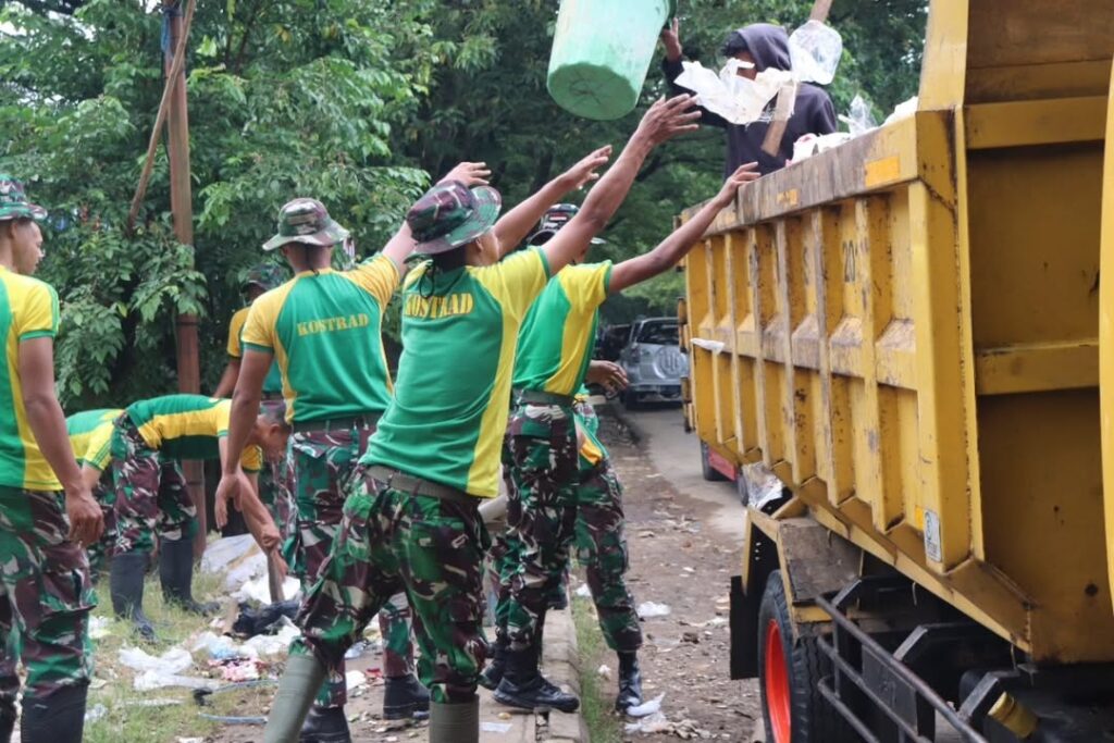 Yonif 433 Kostrad Bersihkan Fasilitas Publik di Maros Pasca Banjir