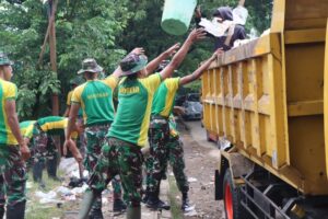 Yonif 433 Kostrad Bersihkan Fasilitas Publik di Maros Pasca Banjir