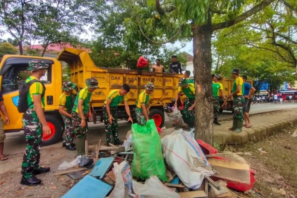 Brigif 3 Kostrad Bersama DLH Maros Gelar Aksi Nyata Bersihkan Sampah Pasca Banjir