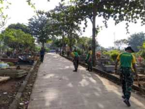 HUT ke-64 Kostrad, Batalyon Kesehatan 1 Kostrad Bersama Warga Bersihkan TPU Cimandala