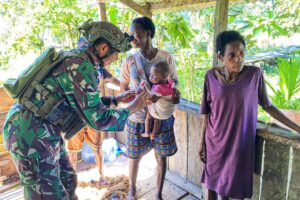 Wujud Keharmonisan Satgas Yonif 503 Kostrad Gelar Komsos Bersama Warga Krepkuri