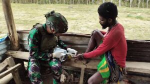 Sigap dan Peduli, Satgas Yonif 323 Kostrad Berikan Pertolongan Medis kepada Warga Mayuberi