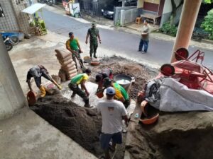 Yonif 328 Kostrad Bantu Pembangunan Musholla dan Bagikan Sembako untuk warga Cilodong