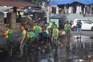 Yonzipur 9 Divif 1 Kostrad Bersama Warga Bersihkan Pasar Gede Bage