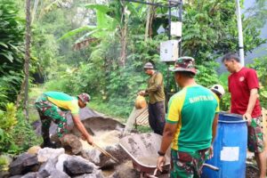 Karya Bakti Pengecoran Jalan Prajurit Yonarmed 1 Kostrad dengan Warga Candirenggo