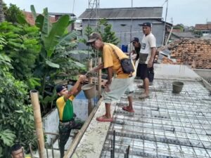 Yonif 328 Kostrad Bantu Pembangunan Mushola dan Bagikan Sembako untuk Warga Cilodong