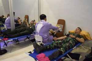 Sambut Peringati HUT Ke-64 Kostrad, Puluhan Prajurit Yonarhanud 2 Kostrad Laksanakan Donor Darah