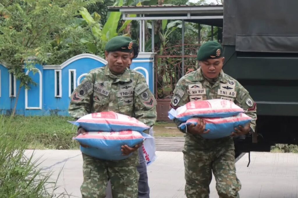 HUT Ke-64 Kostrad, Brigif 3 Kostrad dan Kurir Langit Indonesia Salurkan Sembako di 18 Titik Kabupaten Maros