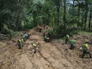 Peringati HUT ke-64 Kostrad, Prajurit Yonif 321 Kostrad Gelar Bakti Sosial dan Karya Bakti di Desa Binaan