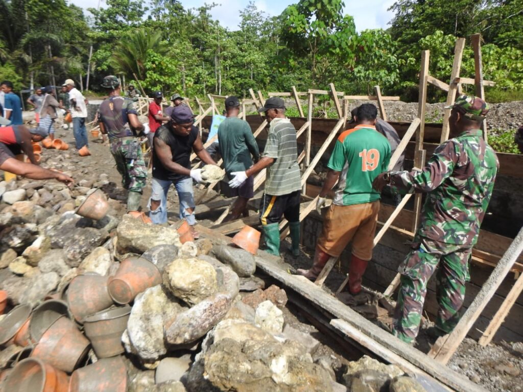 Beginilah Semangat Satgas TMMD 123 Kodim 1510/Sula Dalam Menyelesaikan Pengerjaan Sasaran Fisik