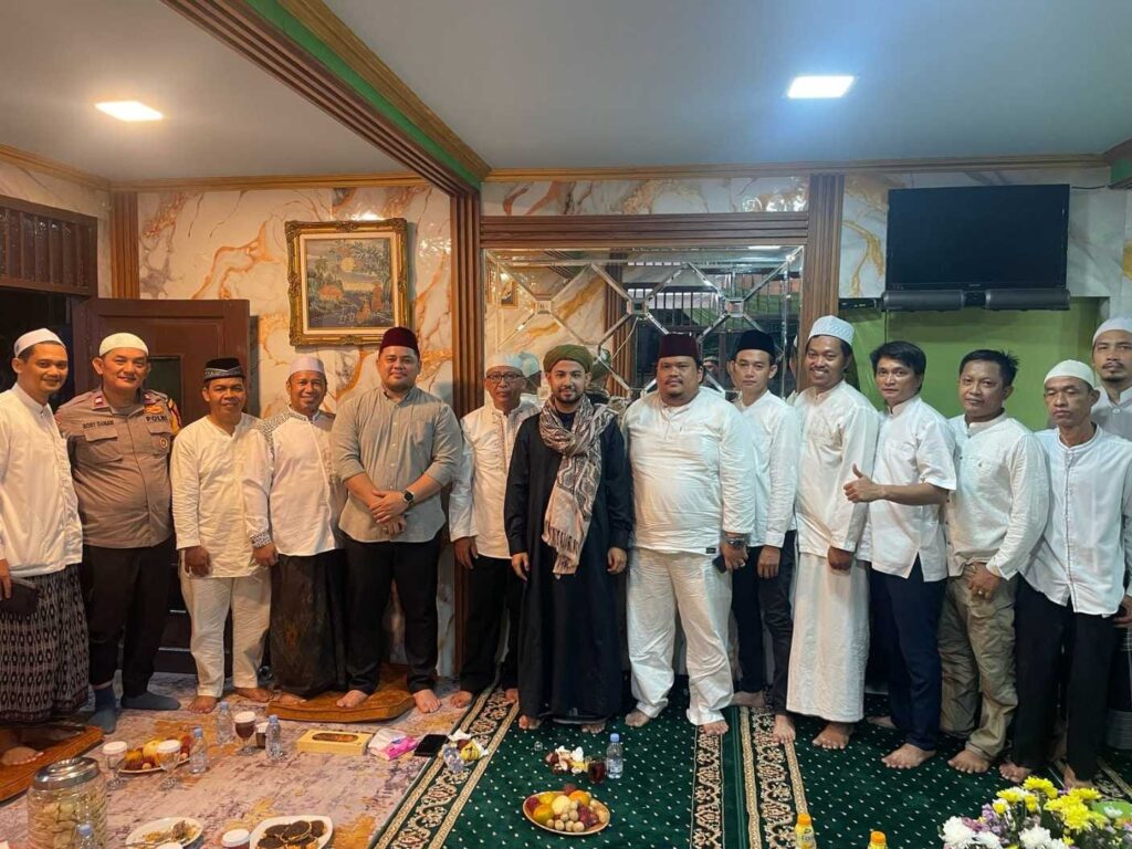 Bhabinkamtibmas Menteng Hadiri Peringatan Isra Mi’raj Dan Milad ke-4 Majelis Ath Thoybah Serta Tasyakuran Kepengurusan Baru RW 10