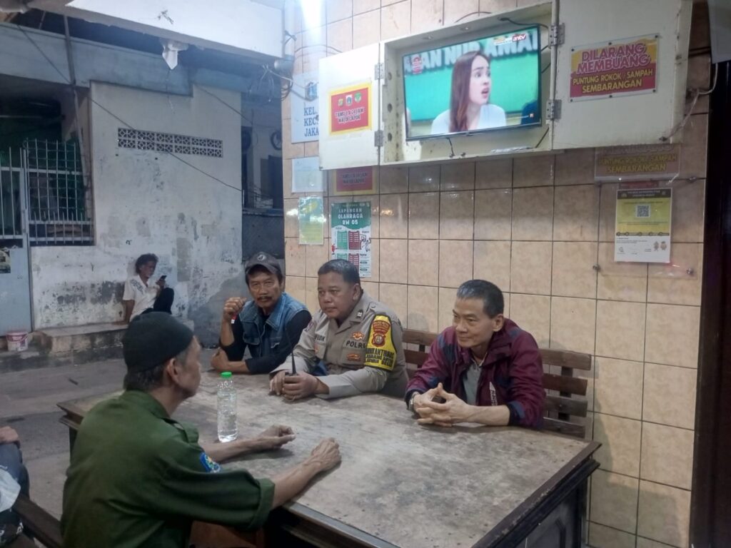 Sambang Satkamling RW. 010 Bhabinkamtibmas Karang Anyar Berikan Arahan Linmas