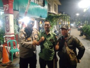 Patroli Jalan Kaki Bhabinkamtibmas Bersama Satkamling RW 10 Di Mangga Dua Selatan