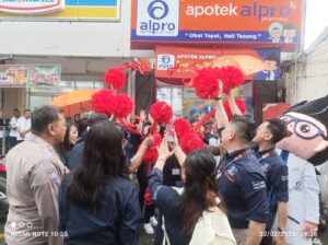 Pengawasan Bhabinkamtibmas Karang Anyar dan Unsur Tiga Pilar Dalam Peresmian Apotik Alpro