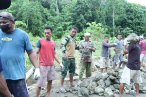 Kekompakan TNI dan Masyarakat Dalam Pembangunan Talud Pada Hari Ke-5 TMMD Kodim 1510/Sula