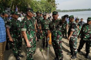 Panglima TNI Membuka Secara Resmi Aksi Bersih Pantai, Wujud Nyata TNI Peduli Lingkungan