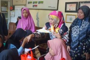 Aksi Sosial Yonif 320 Kostrad Gelar Karya Bakti dan Santunan di Desa Binaan